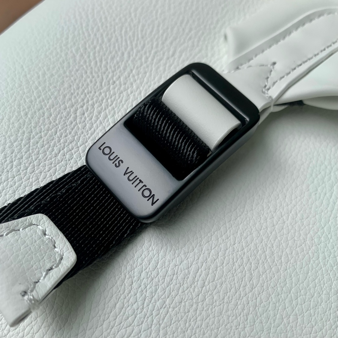 l**is V*t*n discovery backpsck-m31033-29*38*20cm