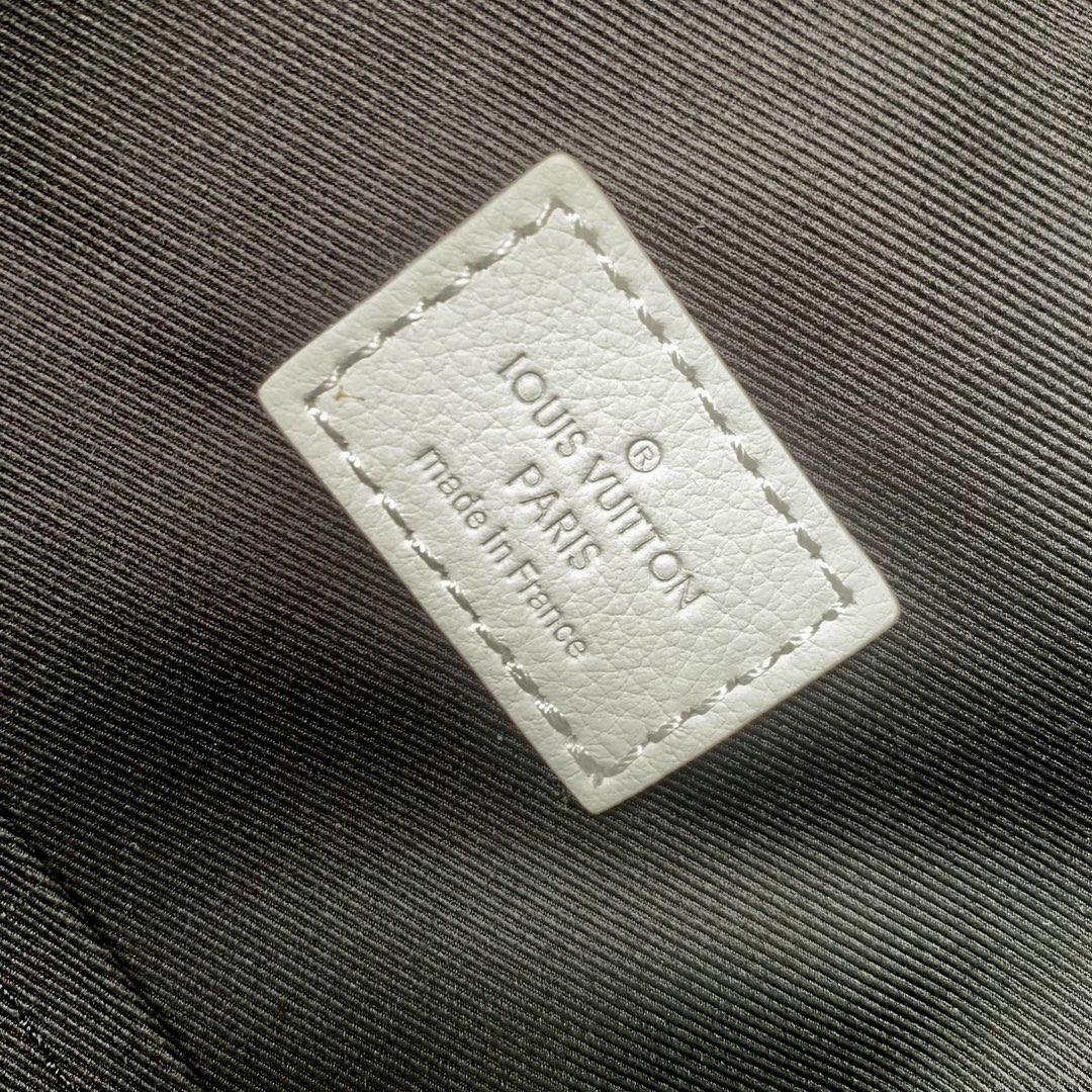 l**is V*t*n discovery backpsck-m31033-29*38*20cm