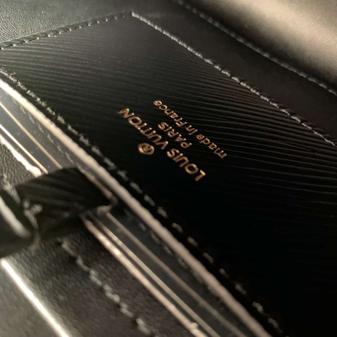 l**is V*t*n twist mm-m21040-23 x 17 x 9.5cm