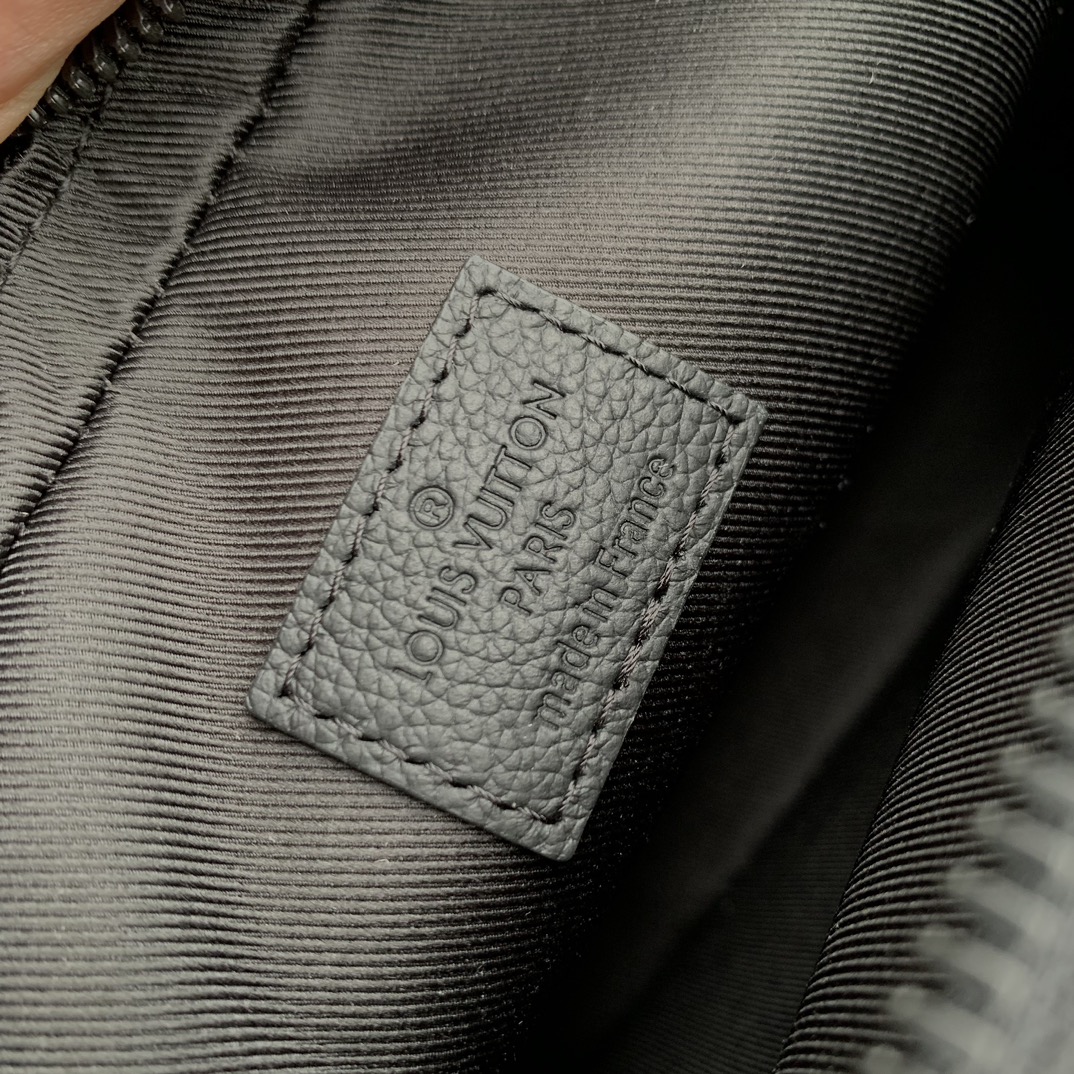 l**is V*t*n alpha messenger bag- m46955-24 x 16 x 8cm