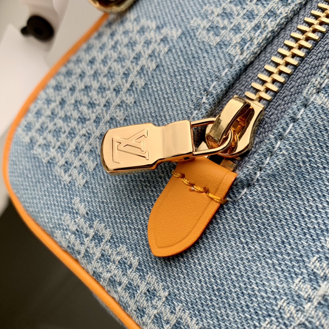 l**is V*t*n locker dopp kit pouch -23 x 13 x 12cm