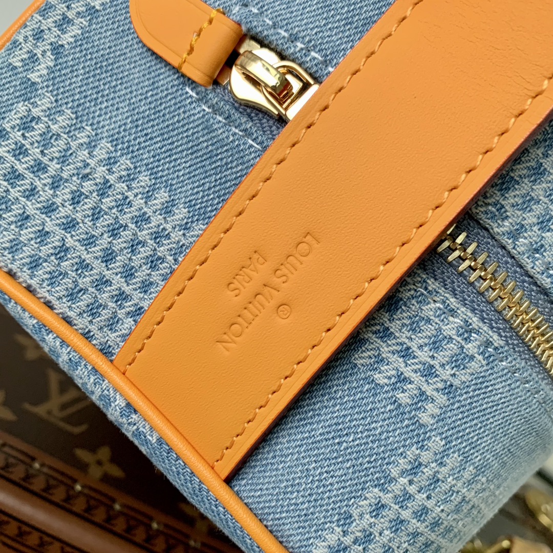 l**is V*t*n locker dopp kit pouch -23 x 13 x 12cm