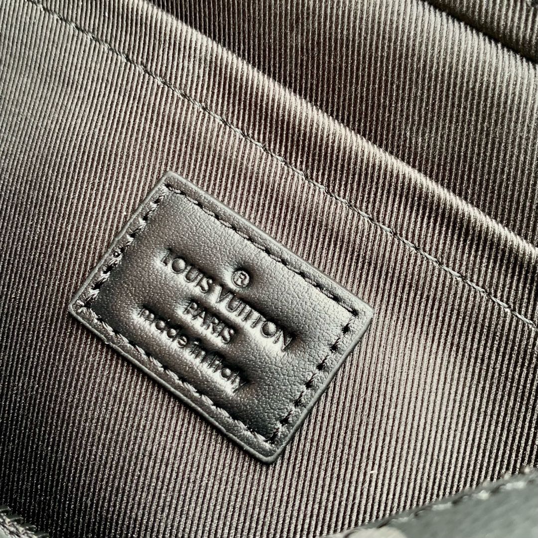 l**is V*t*n alpha messenger bag- m46955-24 x 16 x 8cm