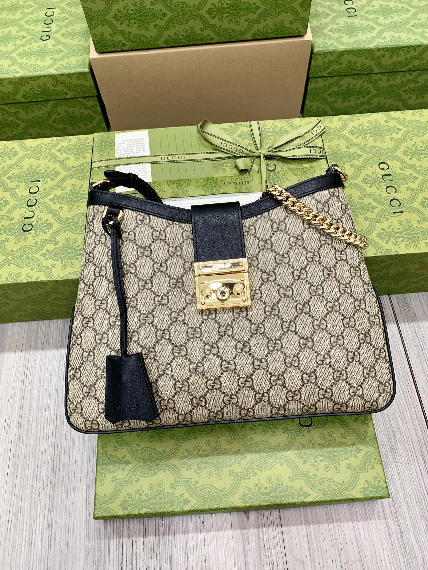 G*u*i padlock bag-32.5x 24x 5.5cm