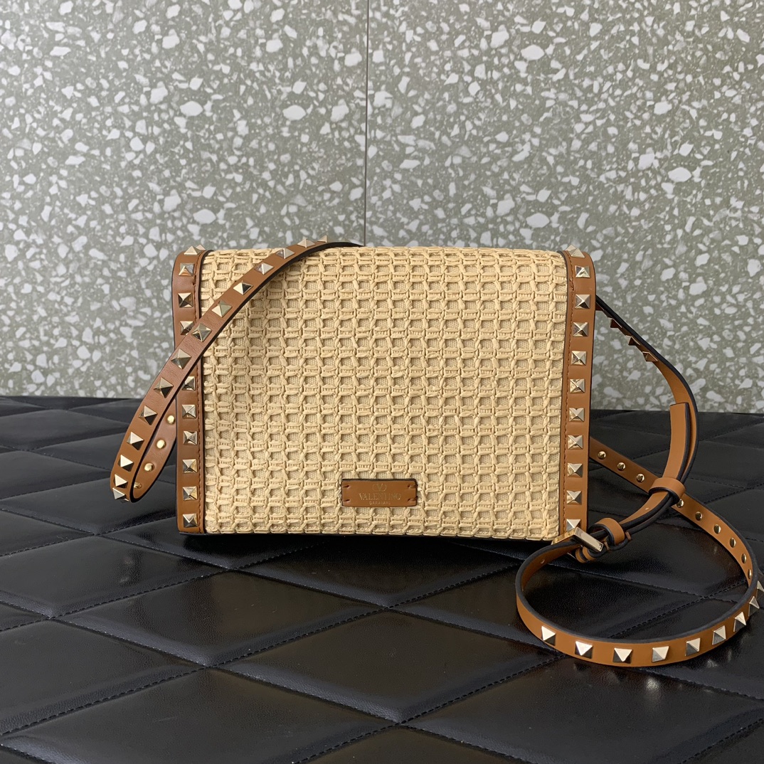 Valentino Rockstud Shoulder Bag In Woven Raffia-22.5*15.5*6CM