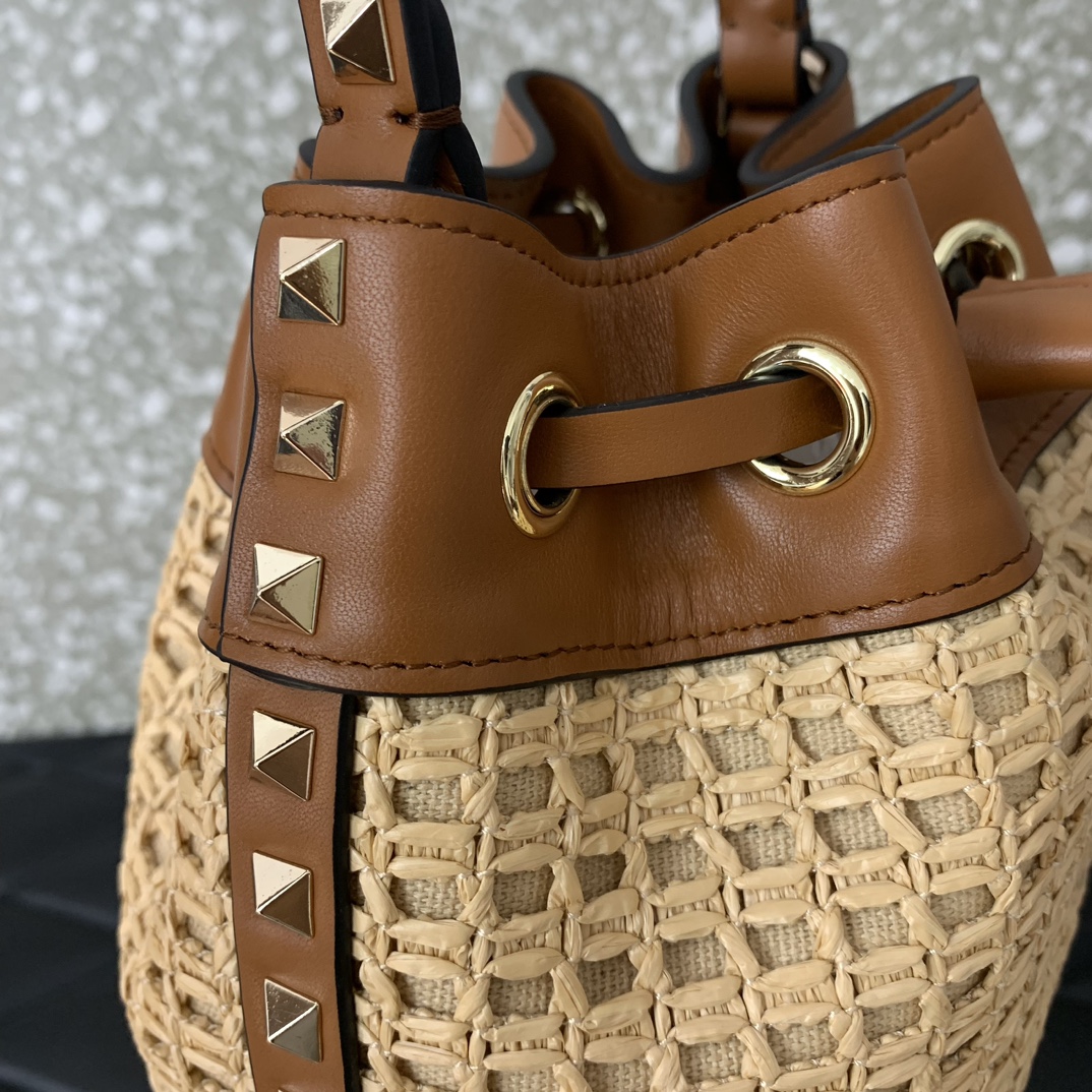 Valentino Garavani Rockstud Bucket In Woven Raffia-16*18*11CM