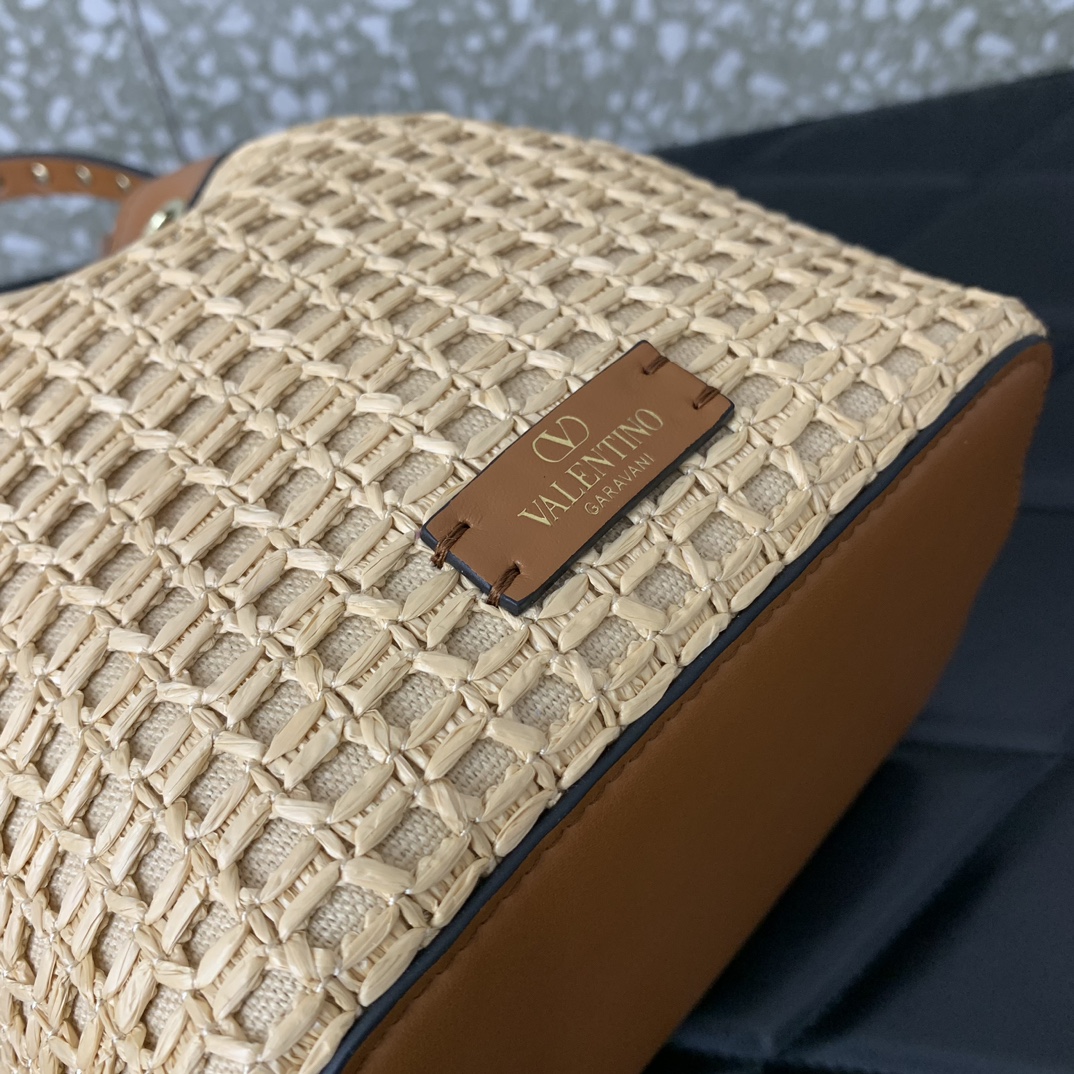 Valentino Garavani Rockstud Bucket In Woven Raffia-16*18*11CM