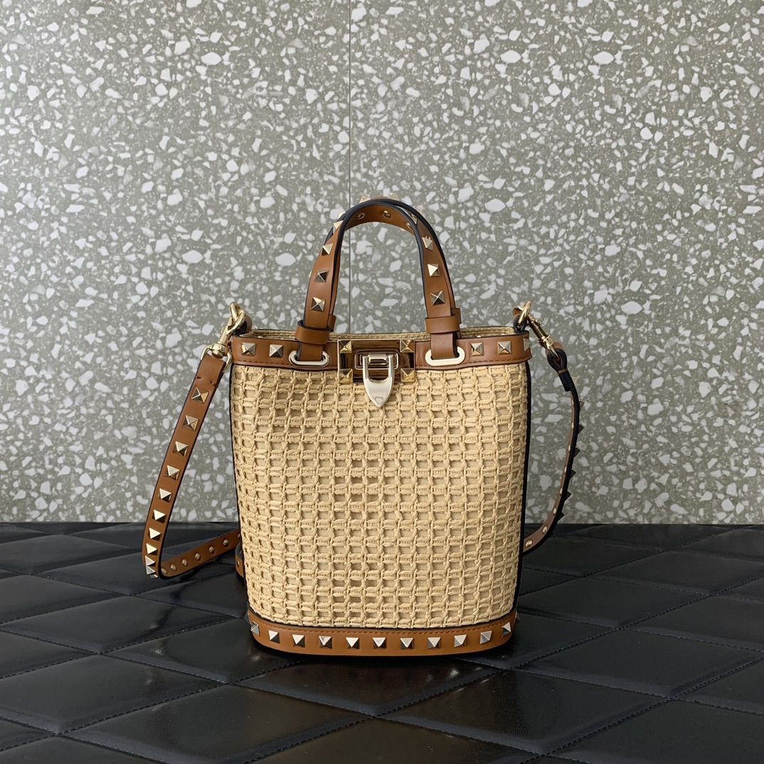 Valentino Garavani Rockstud Bucket In Woven Raffia-16*19*8.5CM