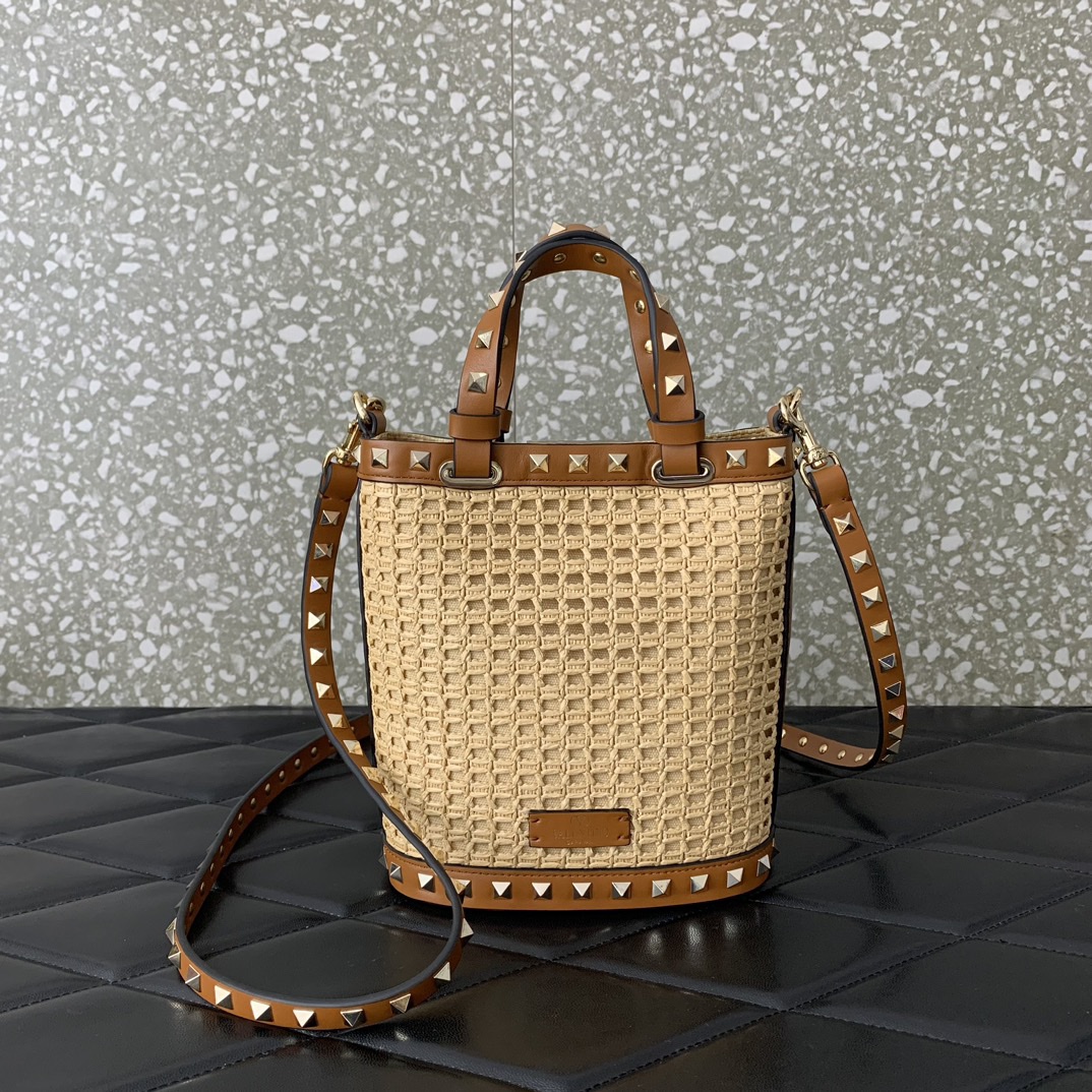 Valentino Garavani Rockstud Bucket In Woven Raffia-16*19*8.5CM