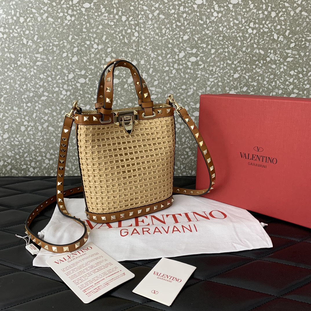 Valentino Garavani Rockstud Bucket In Woven Raffia-16*19*8.5CM