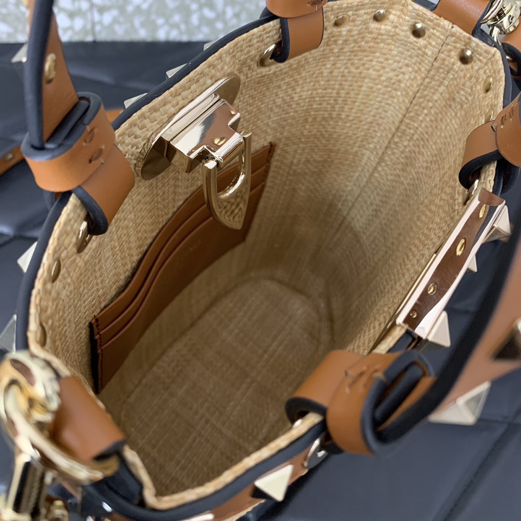 Valentino Garavani Rockstud Bucket In Woven Raffia-16*19*8.5CM