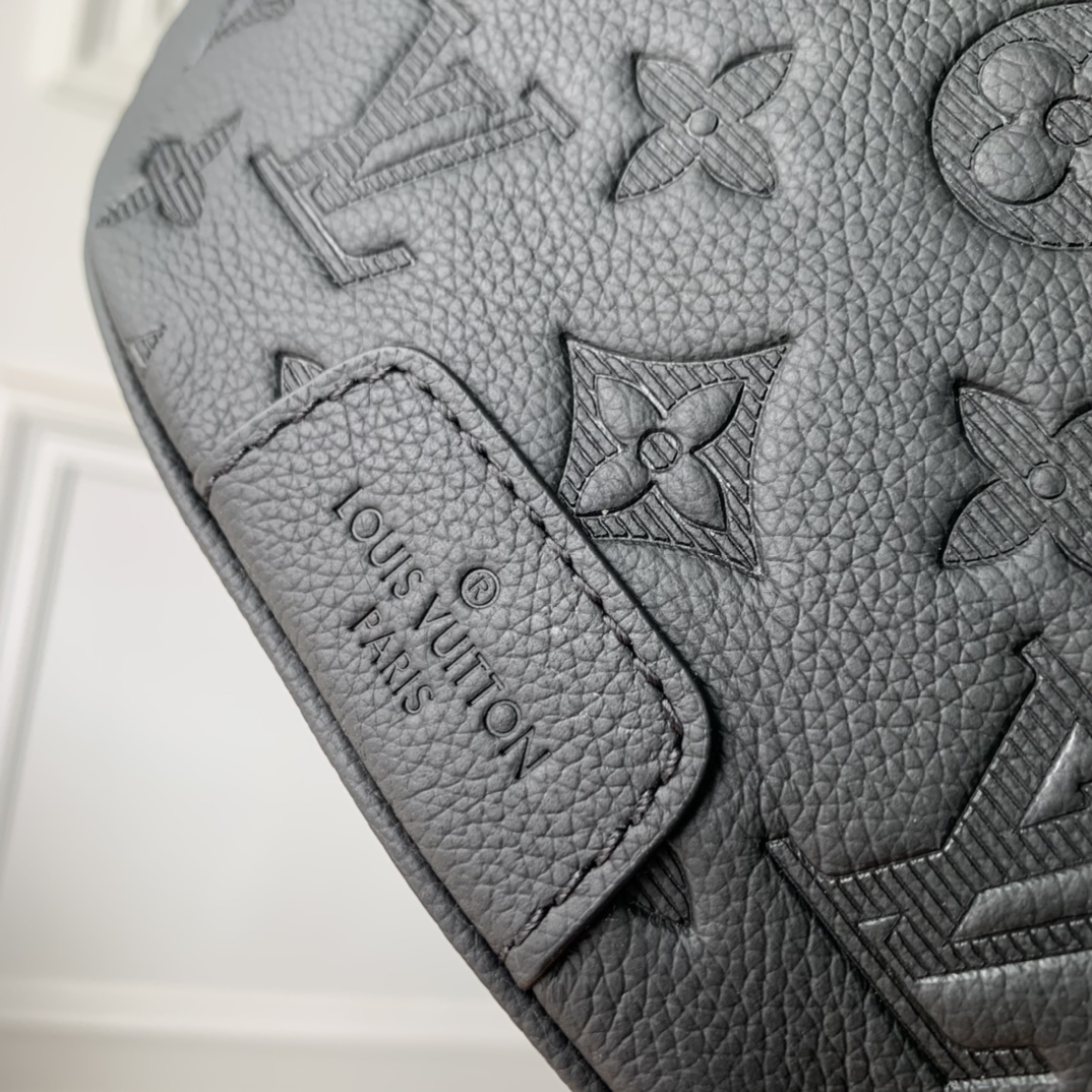 l**is V*t*n discovery bumbag-44 x 15 x 9cm