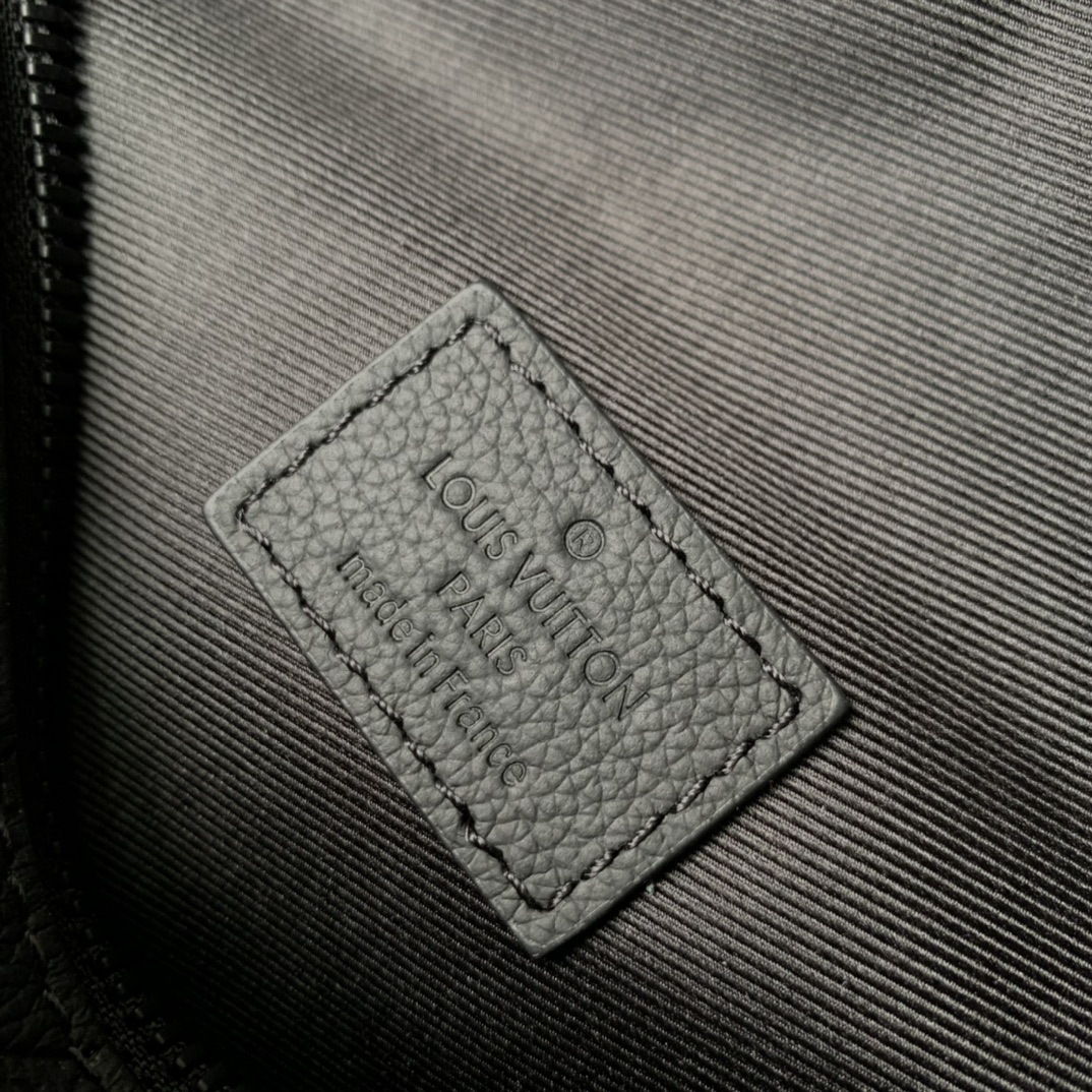 l**is V*t*n discovery bumbag-44 x 15 x 9cm