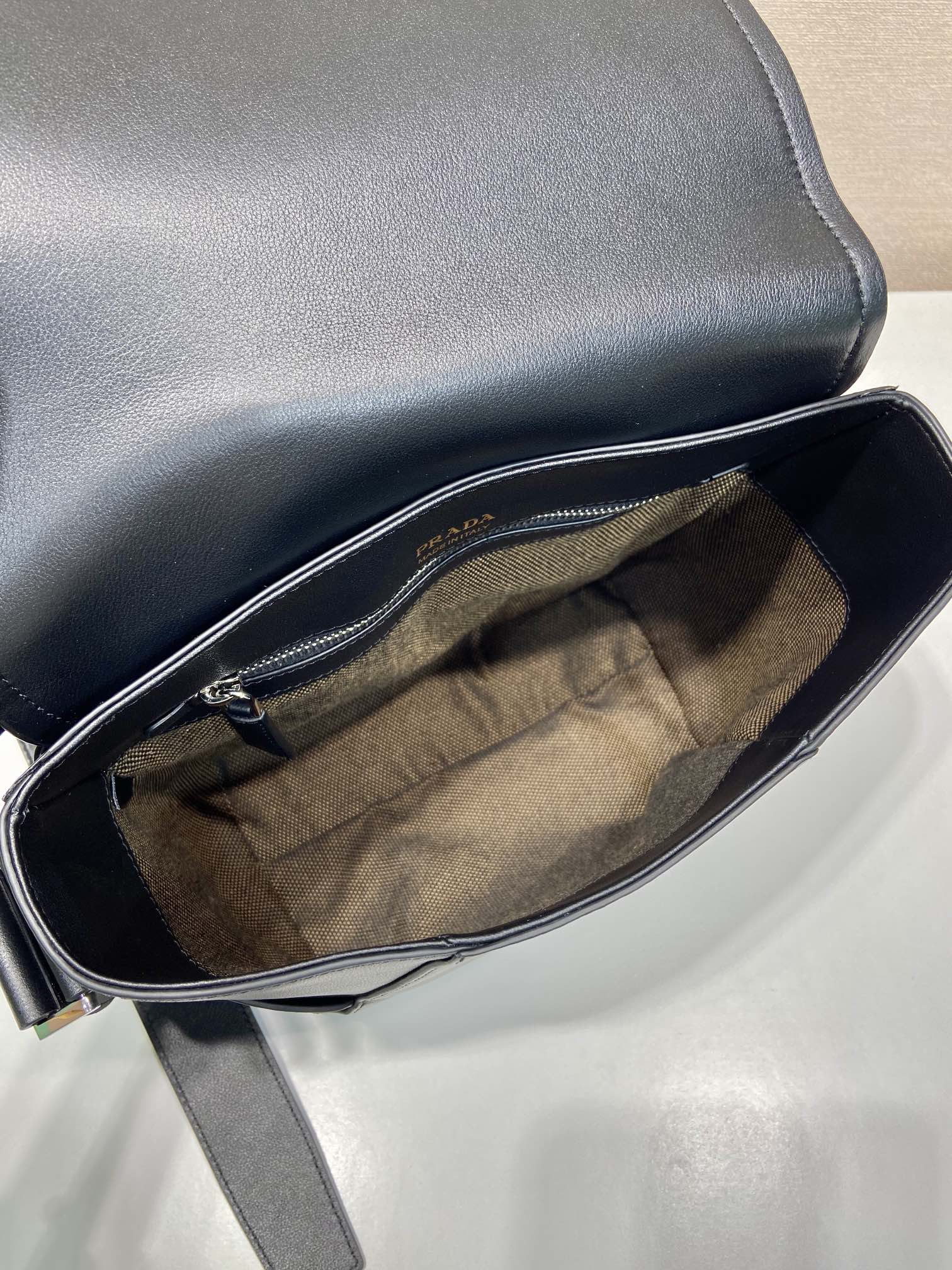 Pra*a 2vd069 messenger bag-22*22*12cm