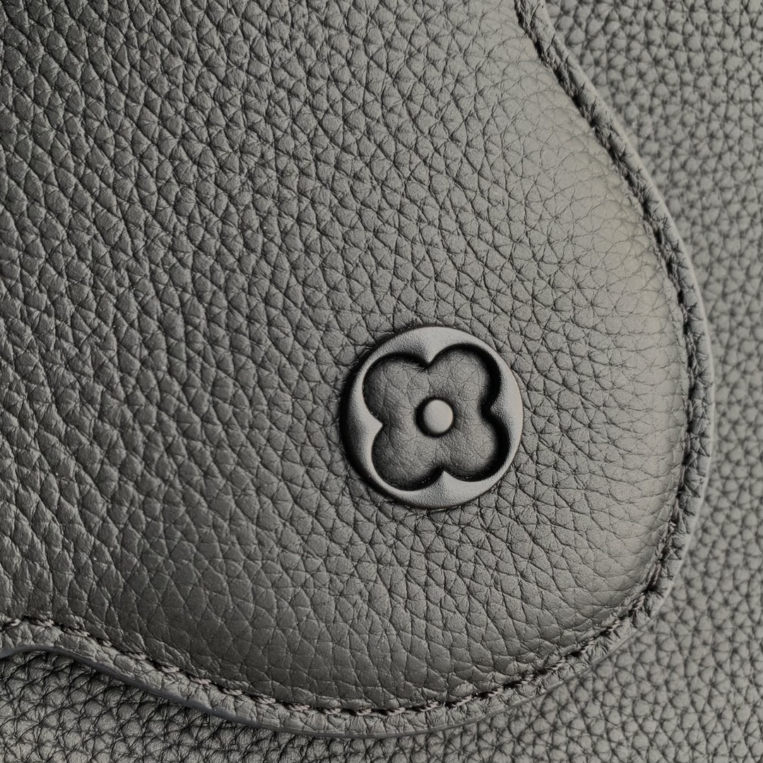 l**is V*t*n capucines handlebag