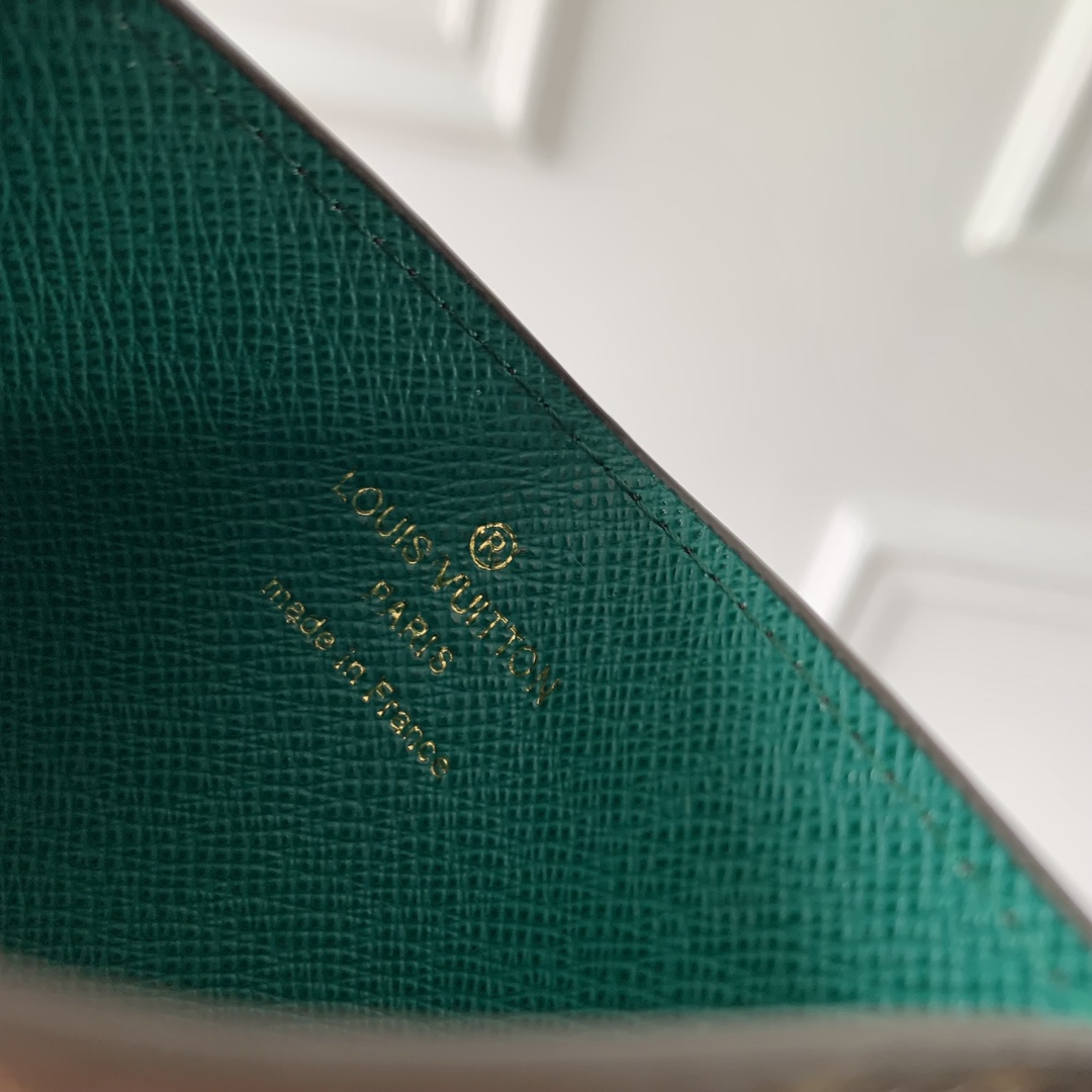 l**is V*t*n wallet-11 x 7 x 0.5cm