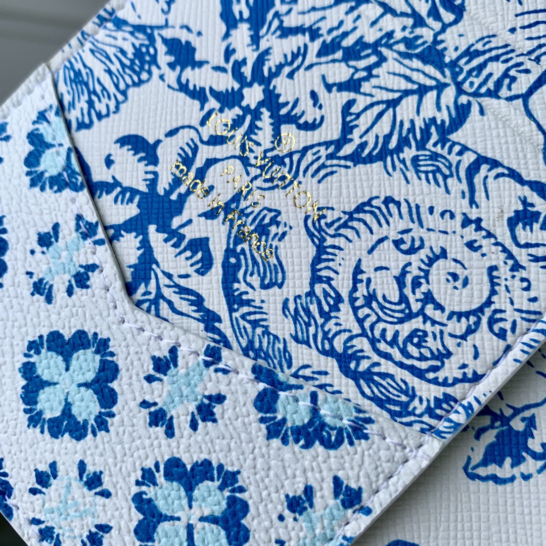 l**is V*t*n by the pool wallet-10 x 14 x 2.5cm