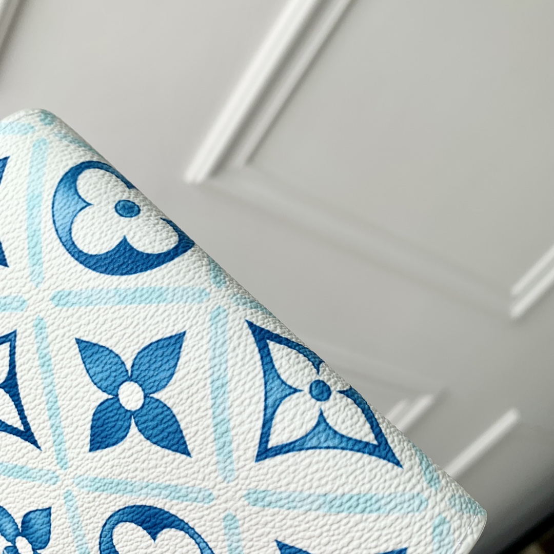 l**is V*t*n by the pool wallet-10 x 14 x 2.5cm