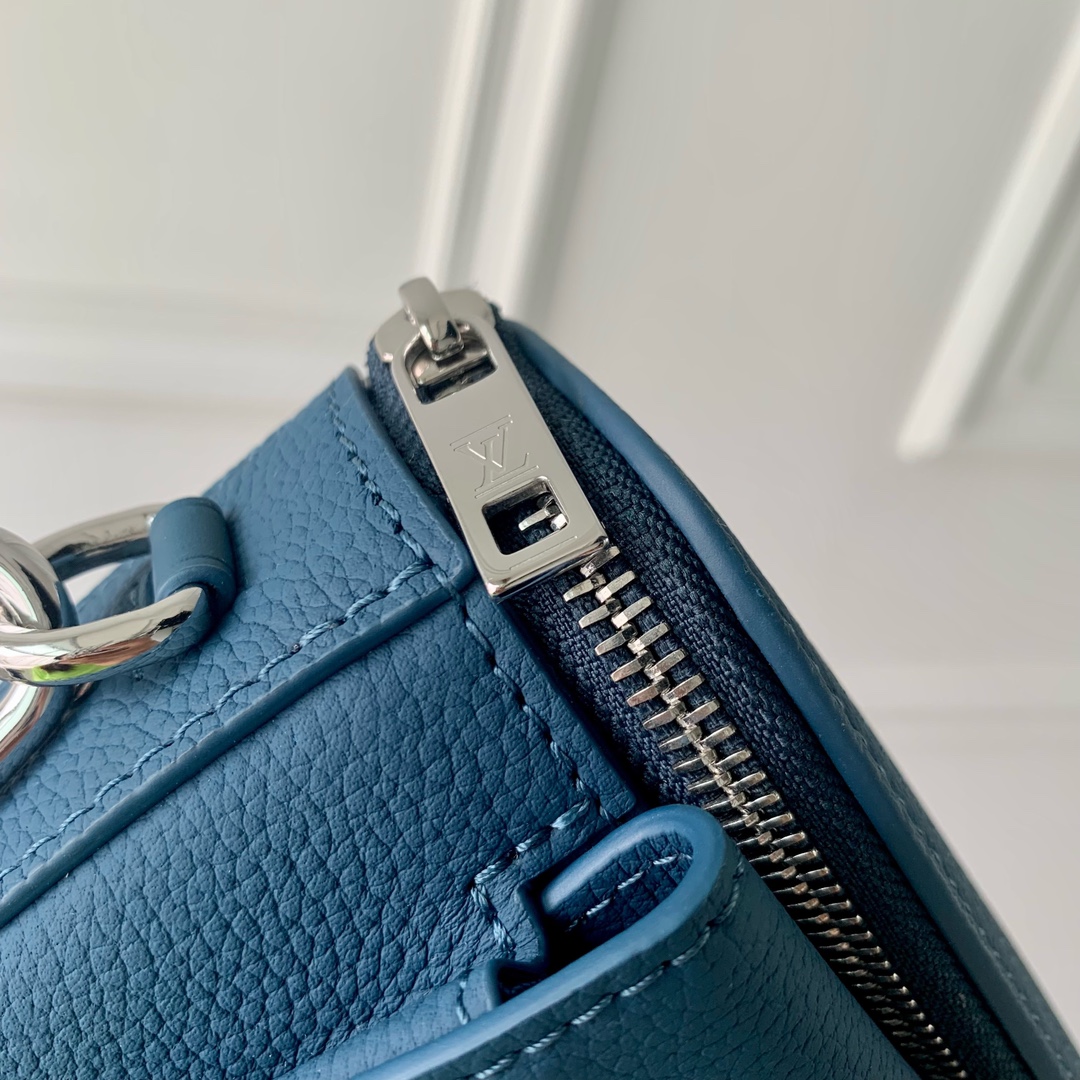 l**is V*t*n pilot bag-m83563-20 x 12 x 5.5cm