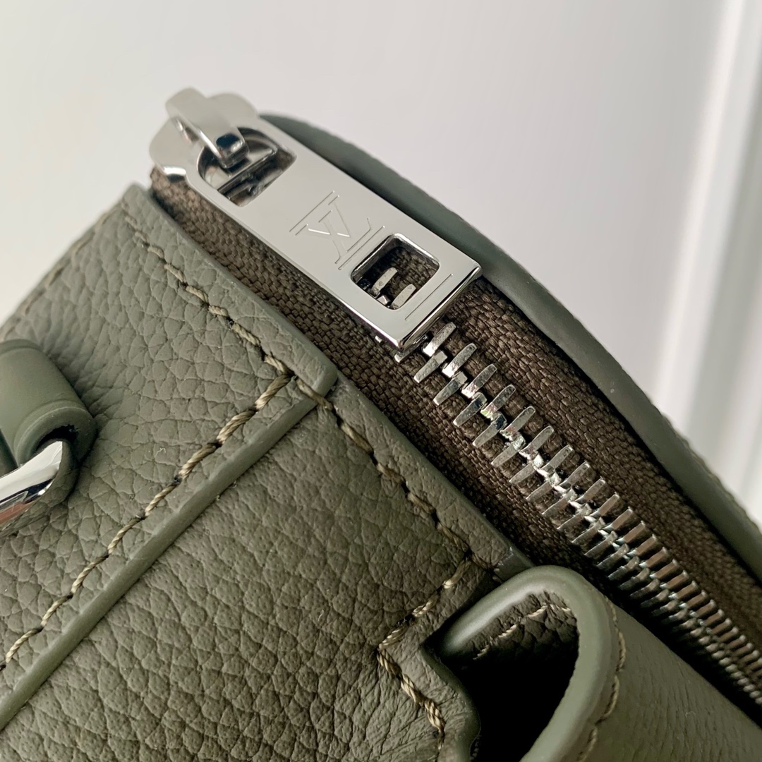 l**is V*t*n pilot bag-m83563-20 x 12 x 5.5cm