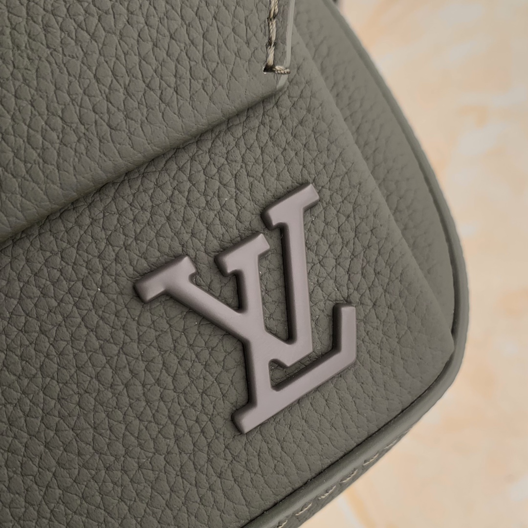 l**is V*t*n pilot bag-m83563-20 x 12 x 5.5cm