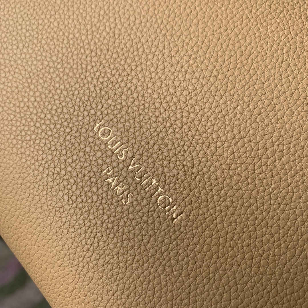 l**is V*t*n low key hobo-m25352-24 x 28 x 16cm