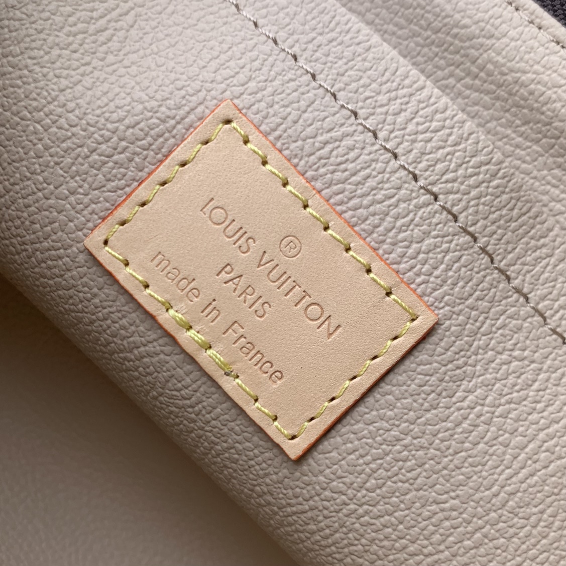 l**is V*t*n toiletry bag 2 compartments bag-24 x 13 x 13cm