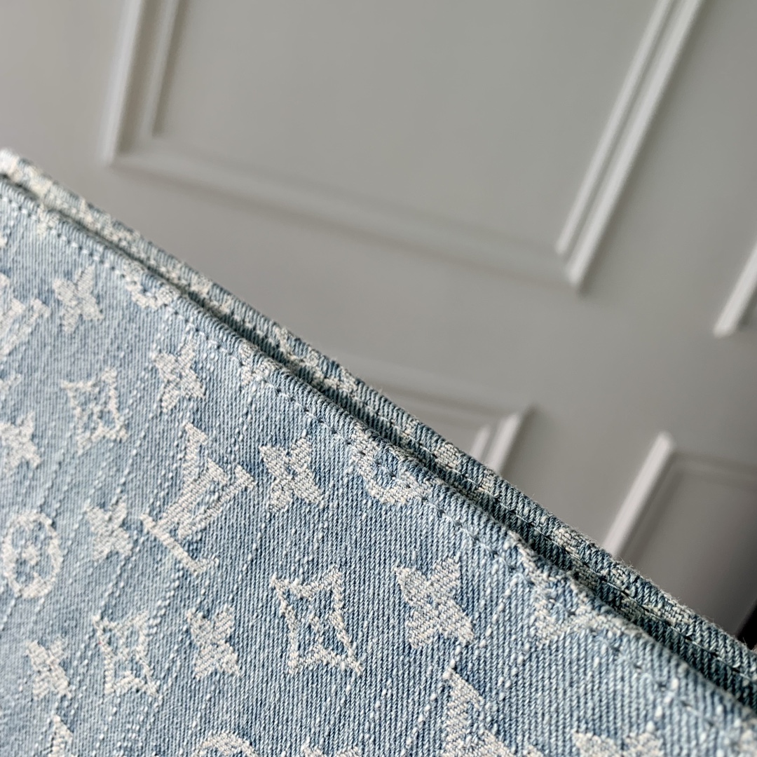 l**is V*t*n pochette accessoires-26x20cm