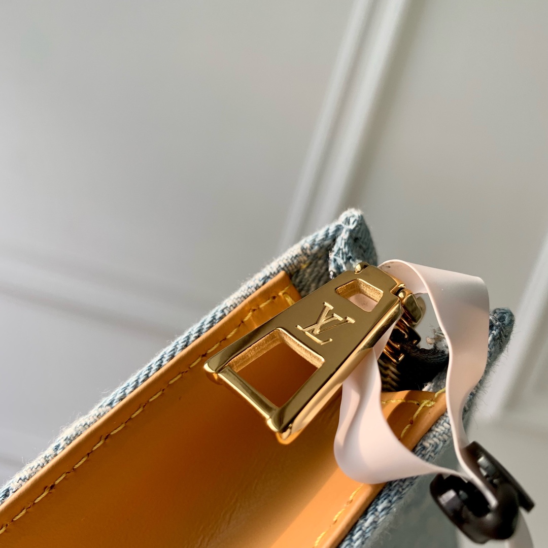 l**is V*t*n pochette accessoires-26x20cm