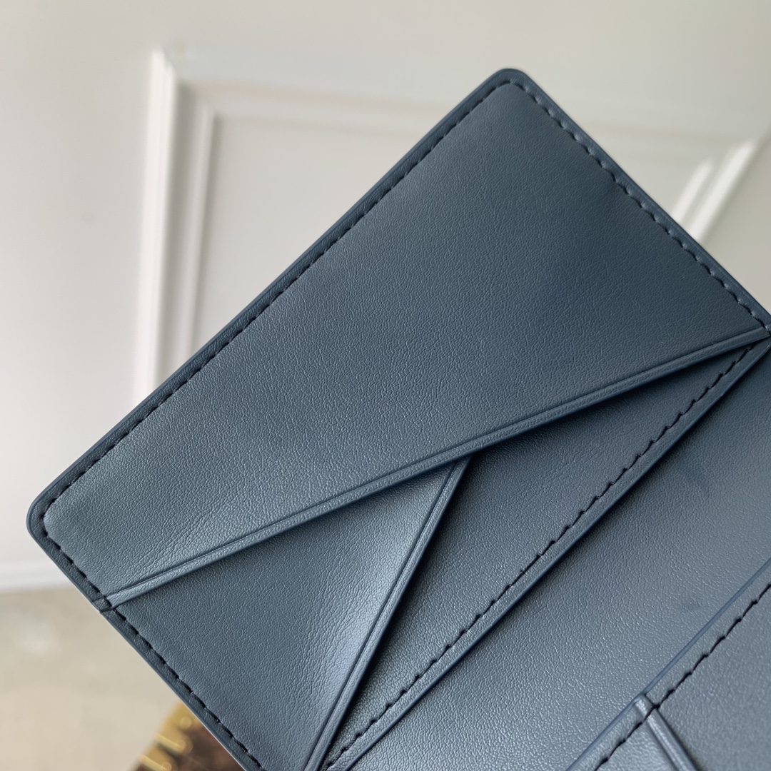 l**is V*t*n wallet-m11524-7.5 x 11.1 x 1cm