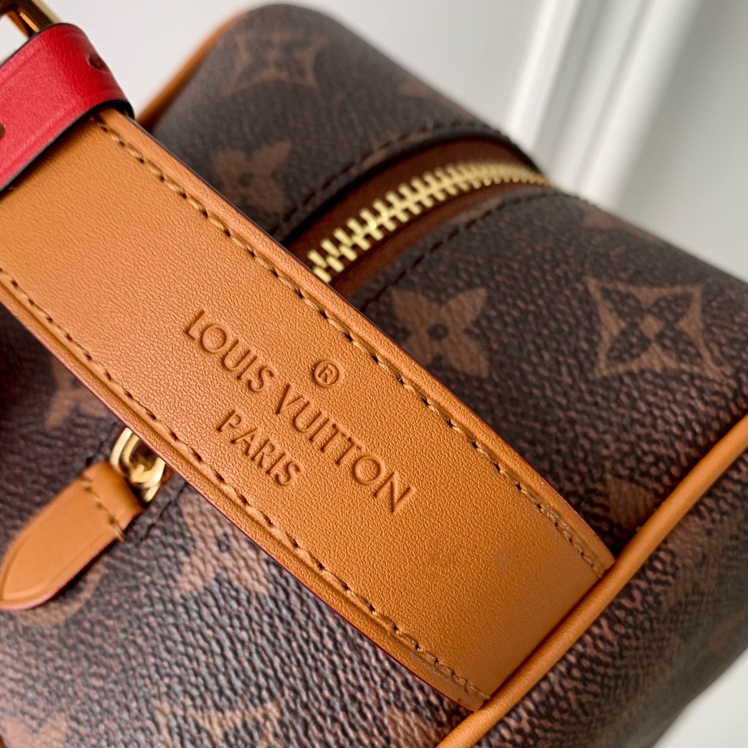 l**is V*t*n locker dopp kit pouch -23 x 13 x 12cm