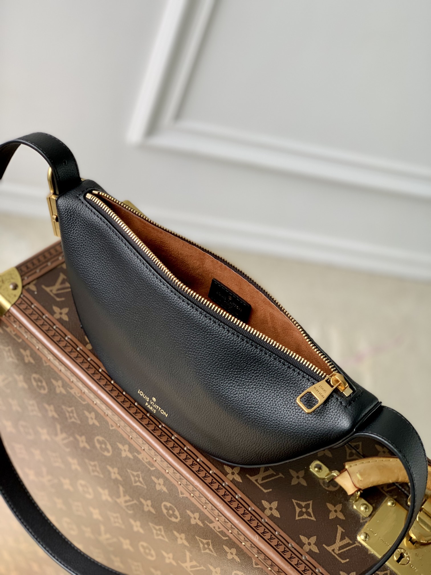 l**is V*t*n low key bumbag-28*13*5.5cm