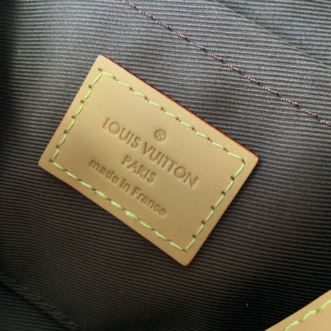 l**is V*t*n envelope bag-23.5 x 15.5 x 8.5cm