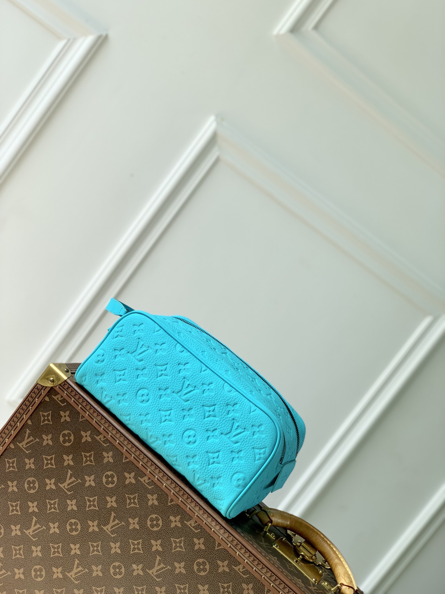 l**is V*t*n toiletry bag- m11482-28 x 15 x 16.5cm