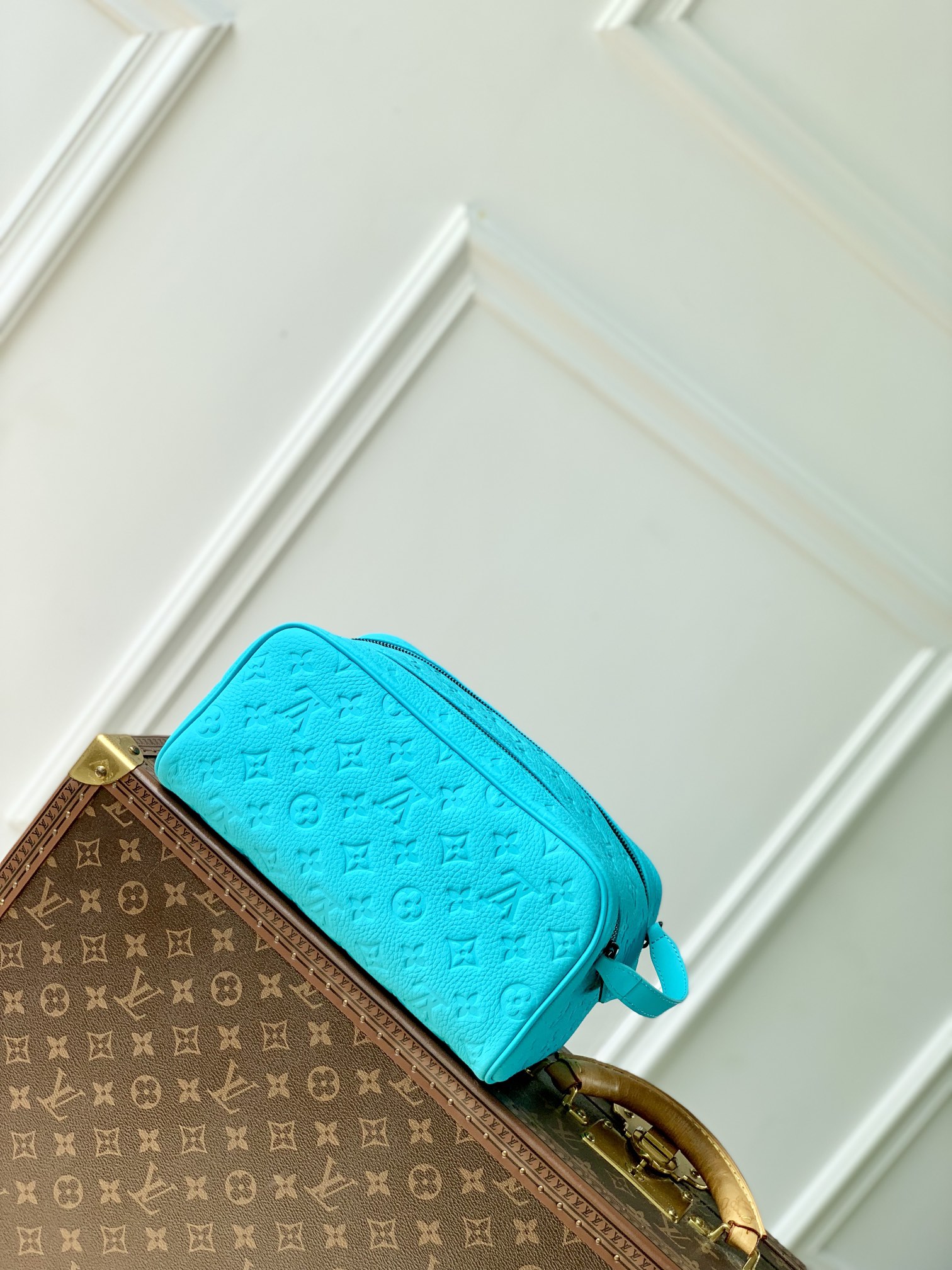 l**is V*t*n toiletry bag- m11482-28 x 15 x 16.5cm