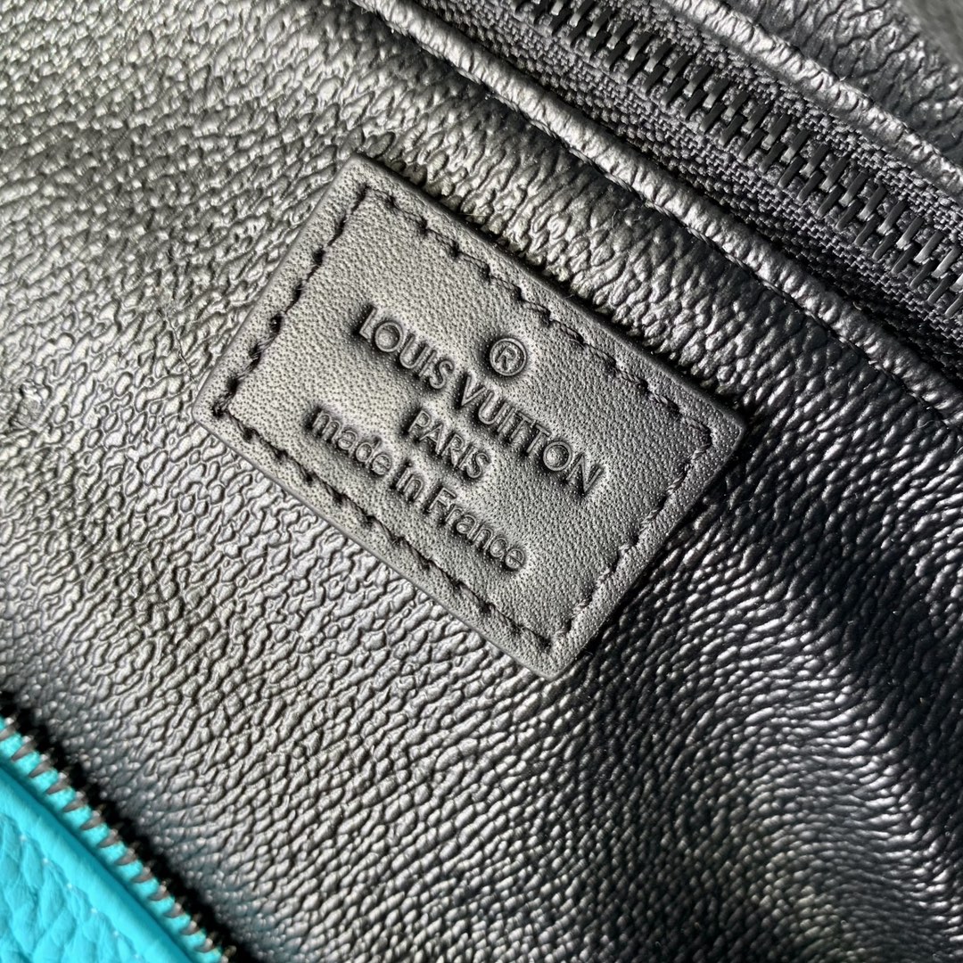 l**is V*t*n toiletry bag- m11482-28 x 15 x 16.5cm