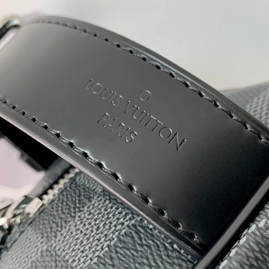 l**is V*t*n locker dopp kit pouch -23 x 13 x 12cm