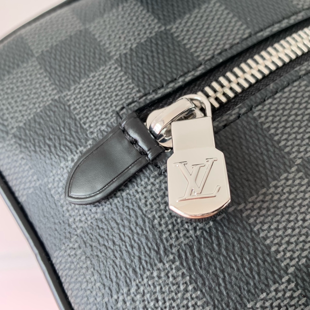 l**is V*t*n locker dopp kit pouch -23 x 13 x 12cm