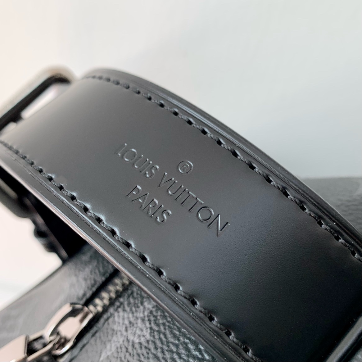 l**is V*t*n locker dopp kit pouch -23 x 13 x 12cm