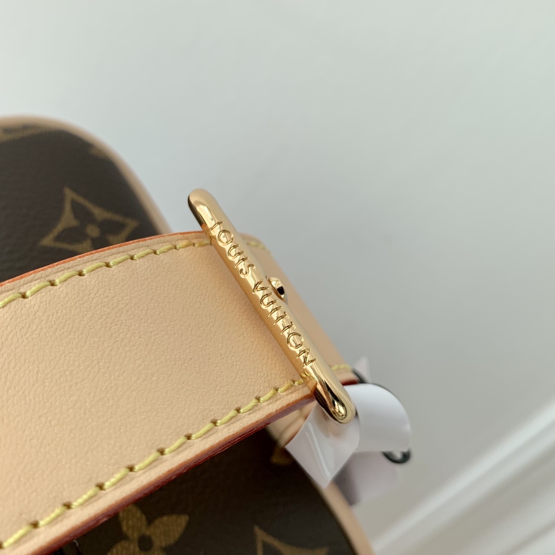 l**is V*t*n locker dopp kit pouch -23 x 13 x 12cm