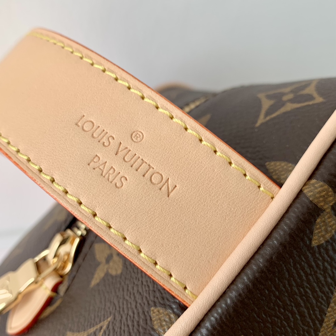 l**is V*t*n locker dopp kit pouch -23 x 13 x 12cm