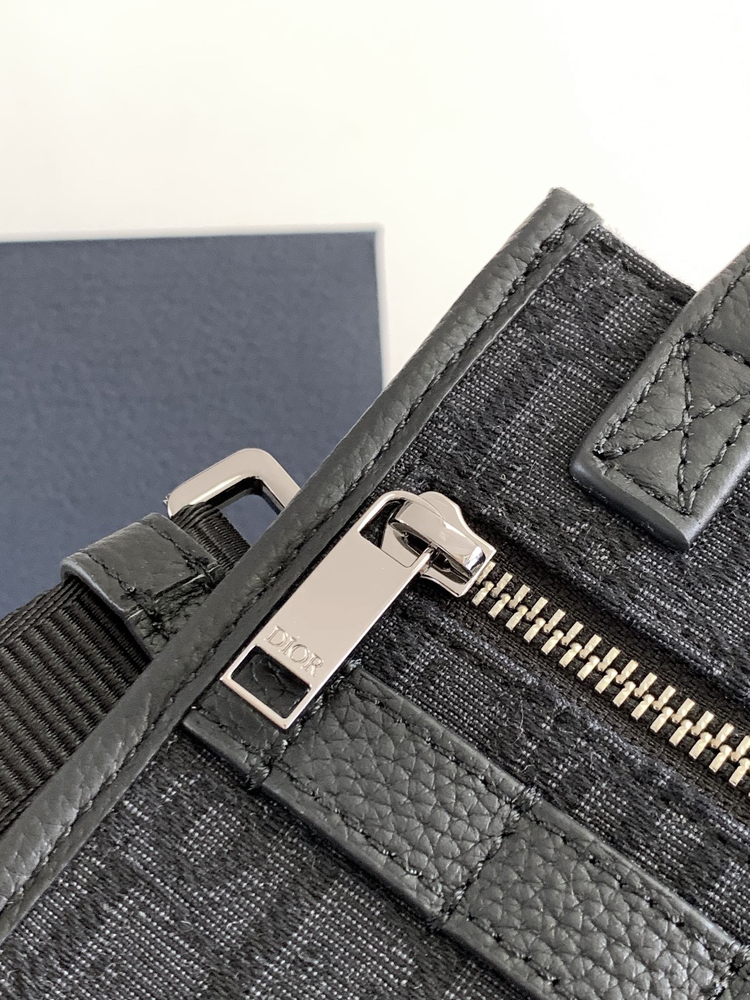 d*or safari N0*H-south bag-14 x 19 x 6.5cm