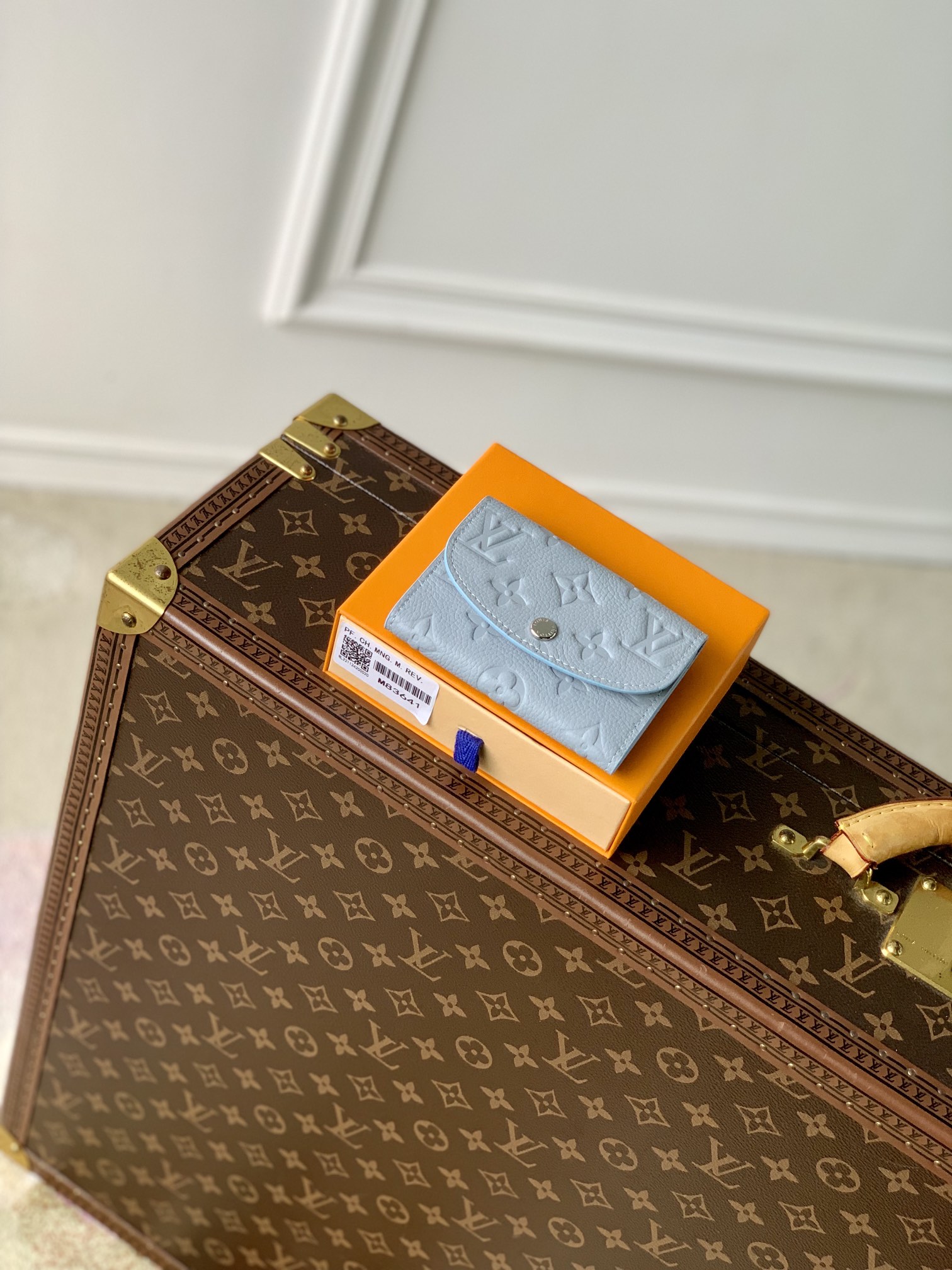 l**is V*t*n wallet-11 x 8 x 2.5cm