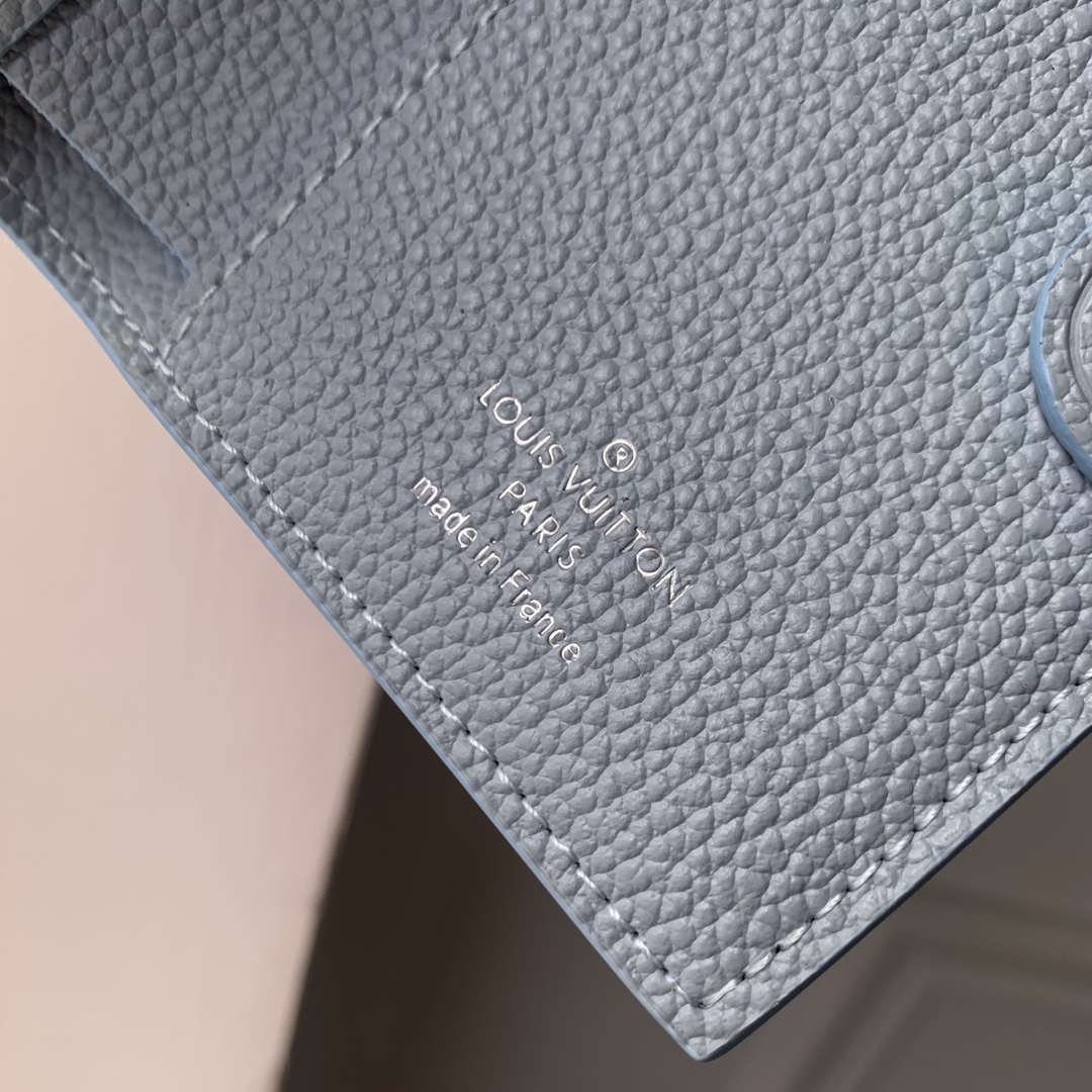 l**is V*t*n wallet-9 x 11.5 x 1.5cm