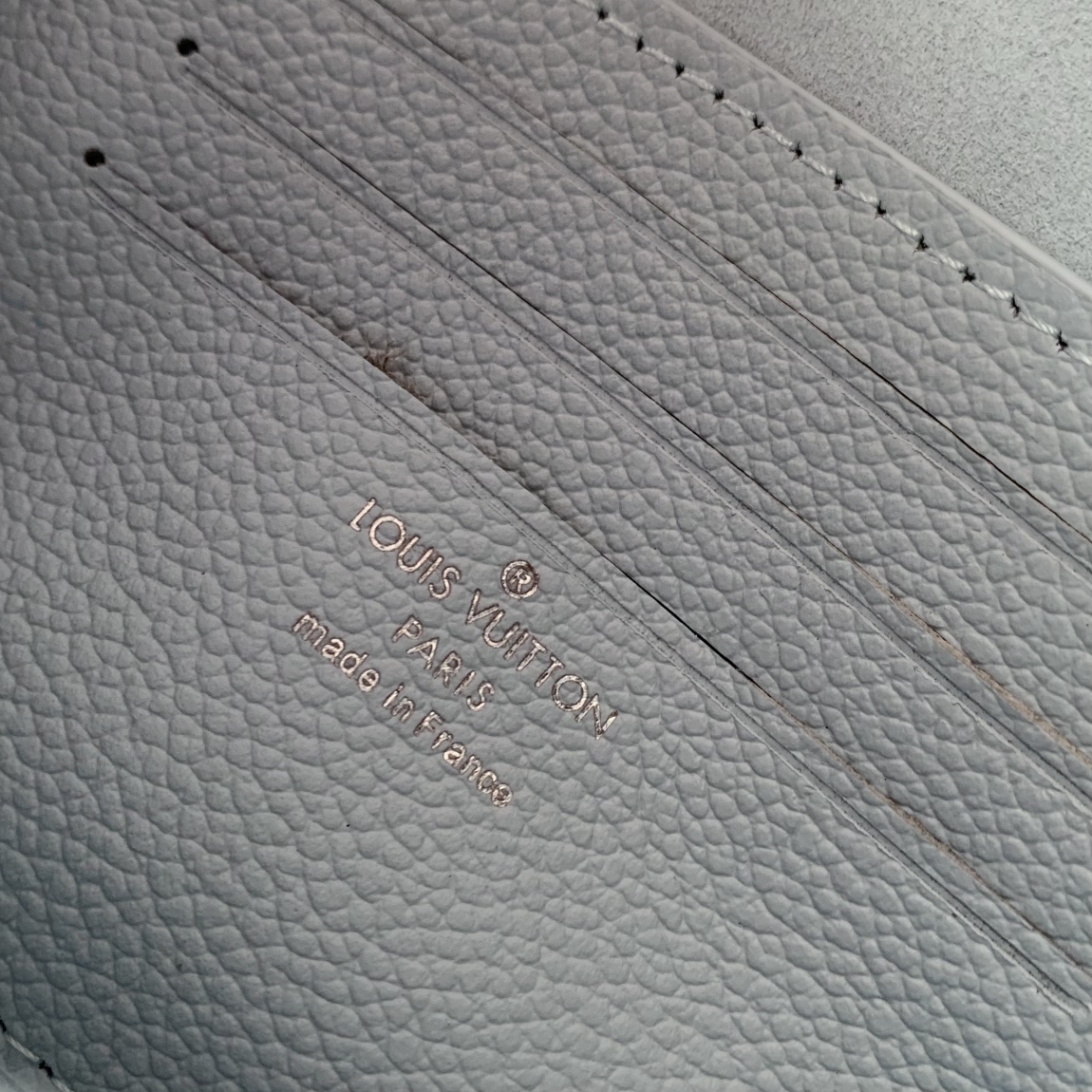 l**is V*t*n wallet on chain ivy-23.5 x 12 x 4.3cm