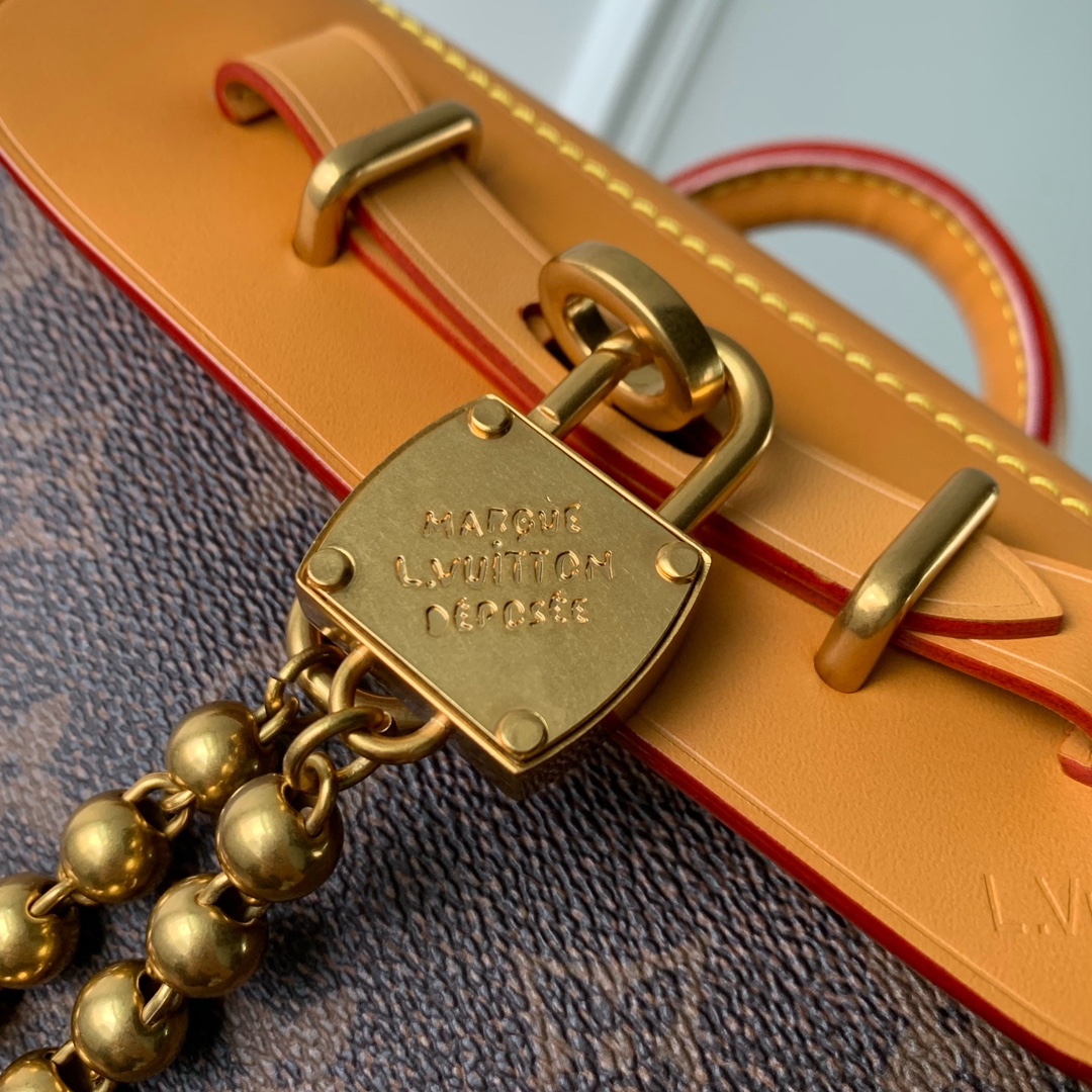 l**is V*t*n nano steamer bag-15 x 18 x 7cm