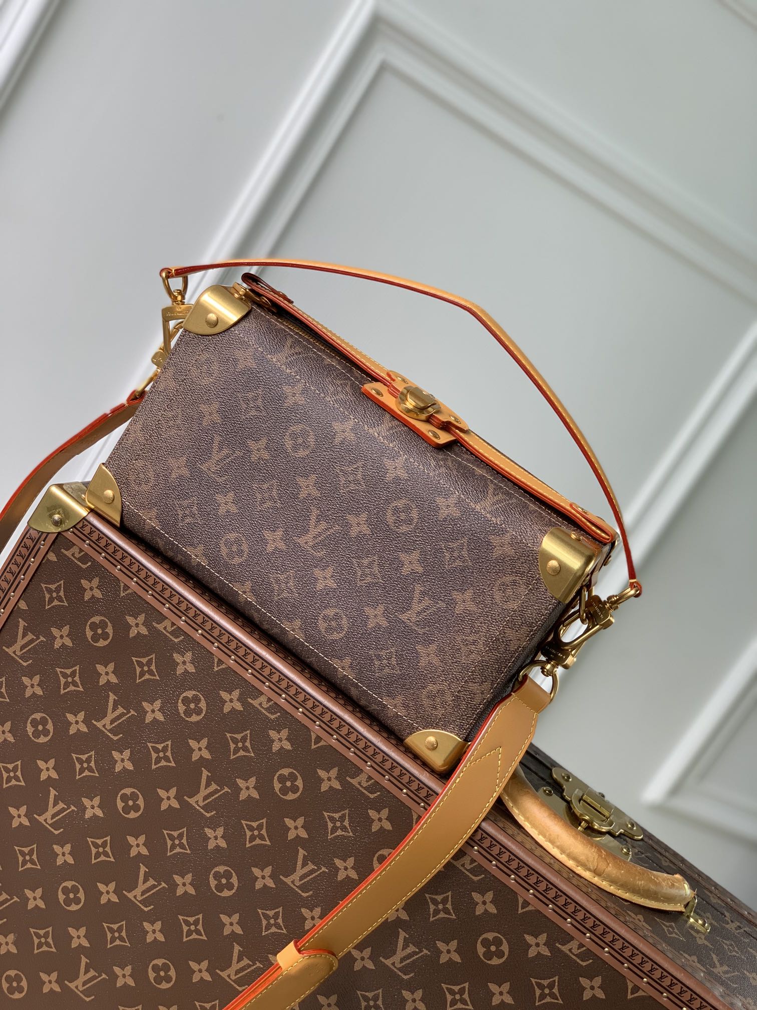 l**is V*t*n soul trunk east west -29 x 17.5 x 10cm