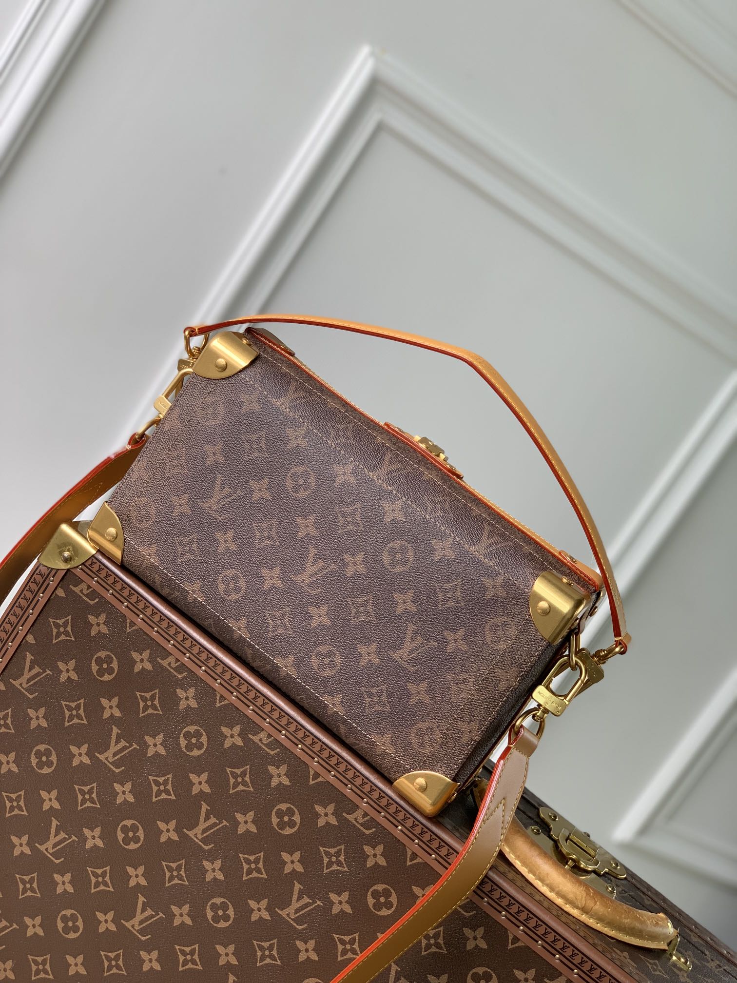 l**is V*t*n soul trunk east west -29 x 17.5 x 10cm