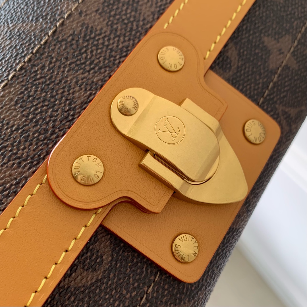 l**is V*t*n soul trunk east west -29 x 17.5 x 10cm