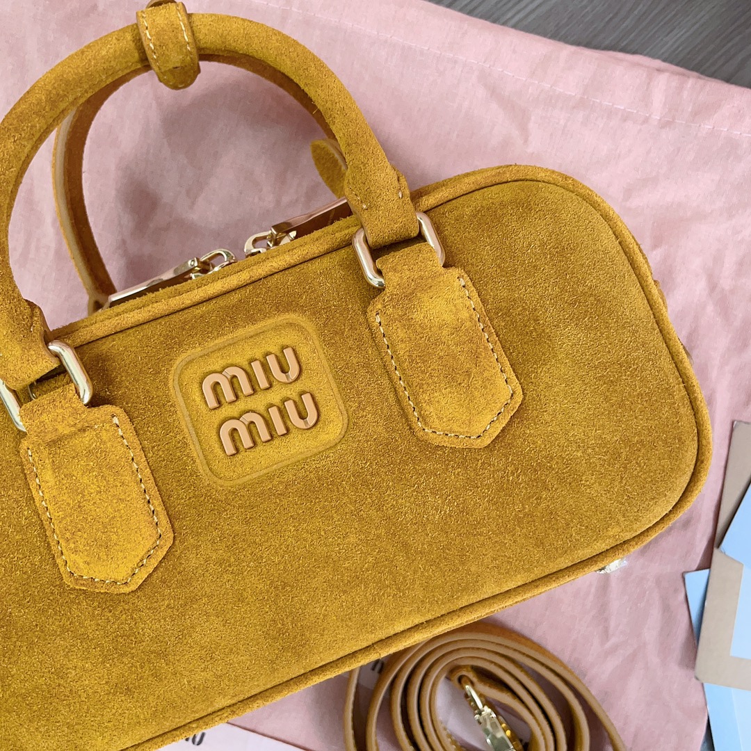 MiuMiu Top Handbags-22X10.5X7.5CM